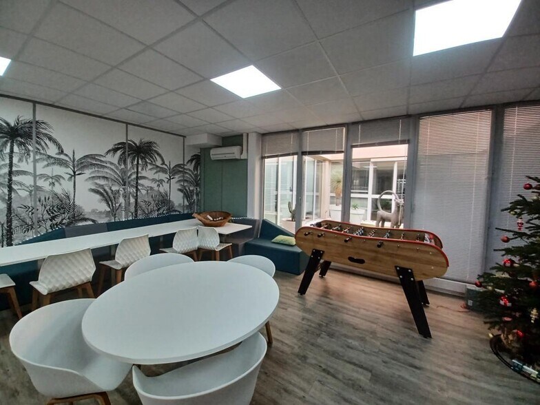More Photos Of 22 Avenue Robert Schuman, Marseille Office For Sale