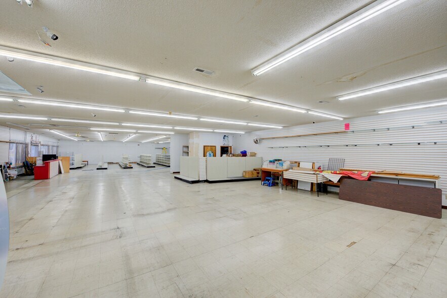 More Photos Of 2105 Decker Blvd, Columbia Freestanding For Sale