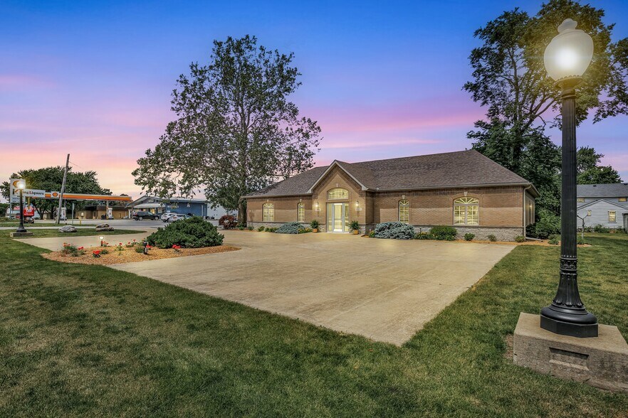 More Photos Of 606 W Oak St, Fairbury Office For Sale