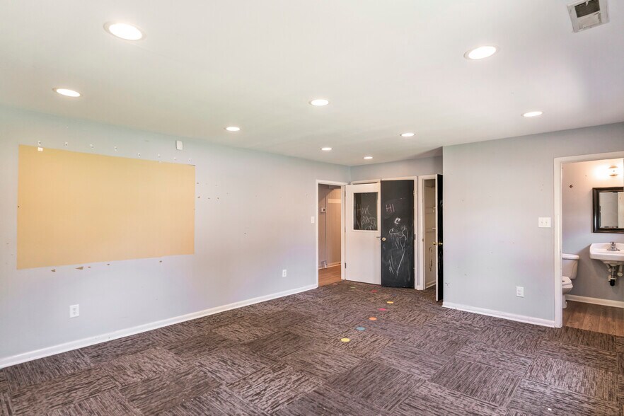 More Photos Of 601 Catoctin Cir NE, Leesburg Specialty For Lease