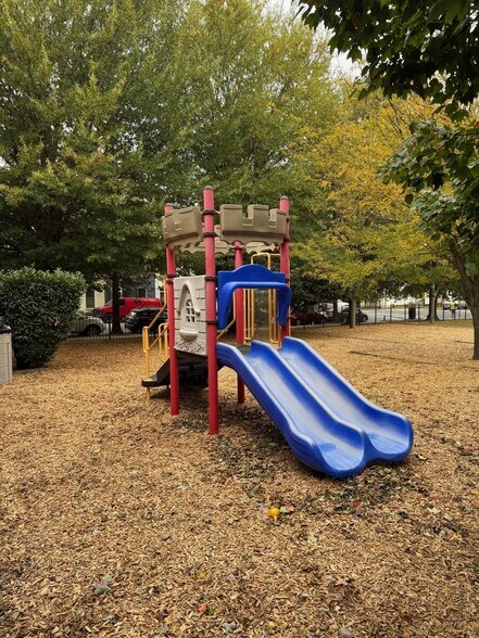 More Photos Of 721 N Columbus St, Alexandria Schools For Lease