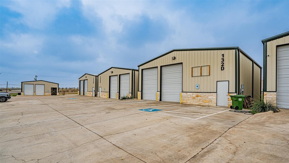 More Photos Of 132 N Grants Ln, White Settlement Flex For Sale