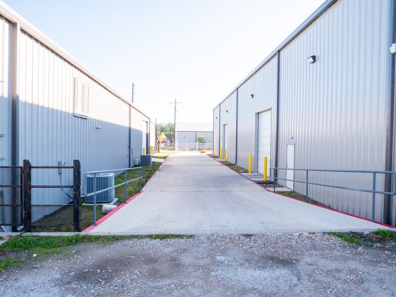 More Photos Of 2614 Industrial Ln, Conroe Warehouse For Sale