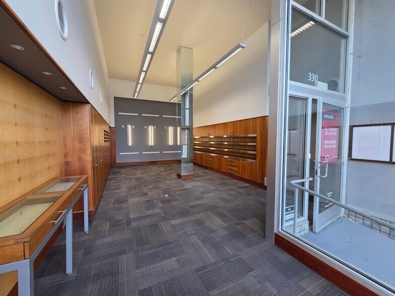 More Photos Of 174-188 NE Commercial St, Salem Storefront Retail Office For Lease