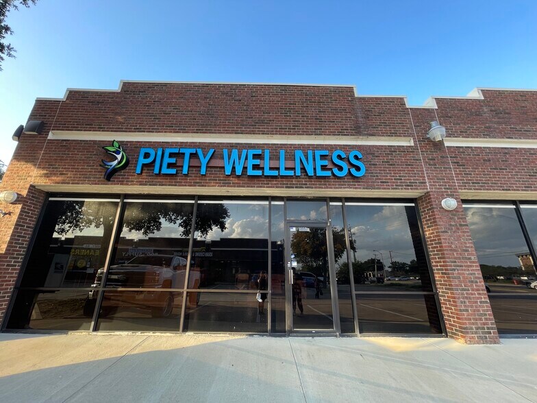More Photos Of 8600-8602 State Highway 66, Rowlett Unknown For Lease