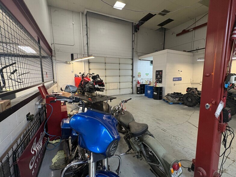 More Photos Of 6 Gateway Blvd W, Savannah Auto Dealership For Lease