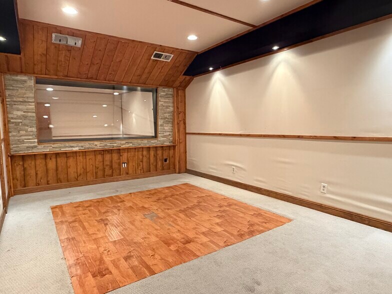 More Photos Of 7949 Ajay Dr, Sun Valley Warehouse For Lease