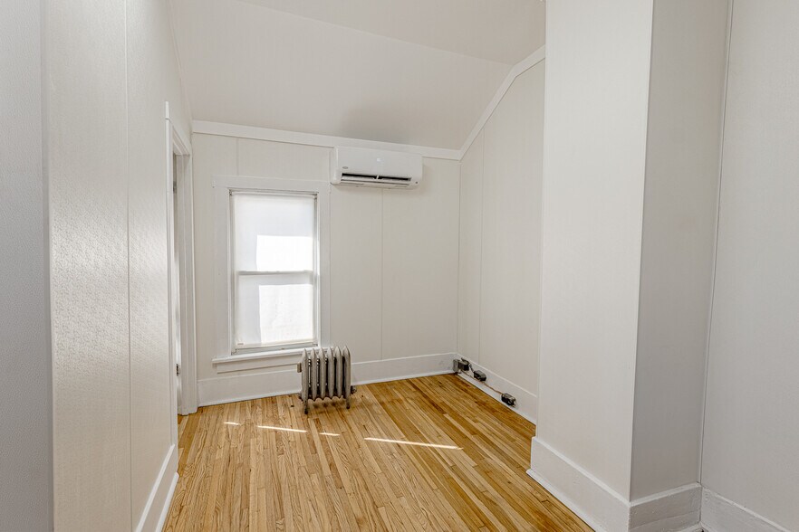 More Photos Of 127 W Main St, Belleville Restaurant For Sale