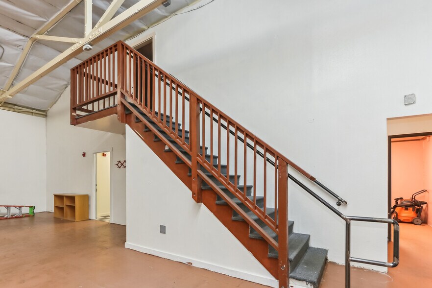 More Photos Of 1112 D St, Sacramento Showroom For Sale
