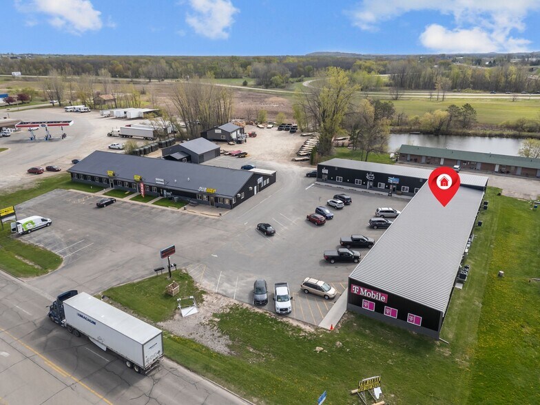 More Photos Of 1186 N Shawano St, New London General Retail For Lease