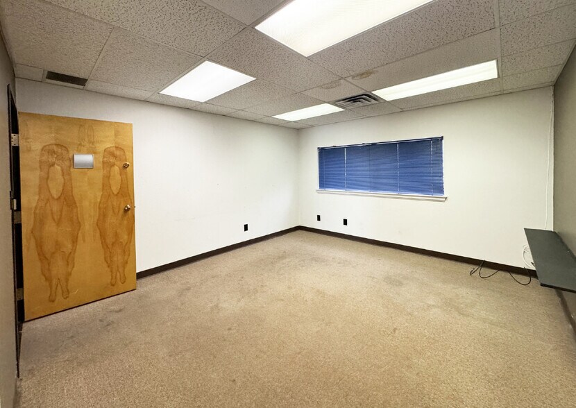 More Photos Of 2415 Princeton Dr NE, Albuquerque Flex For Sale