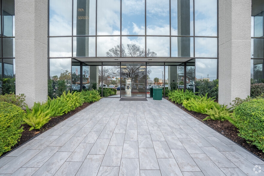 More Photos Of 711 W Bay Area Blvd, Webster Office For Lease