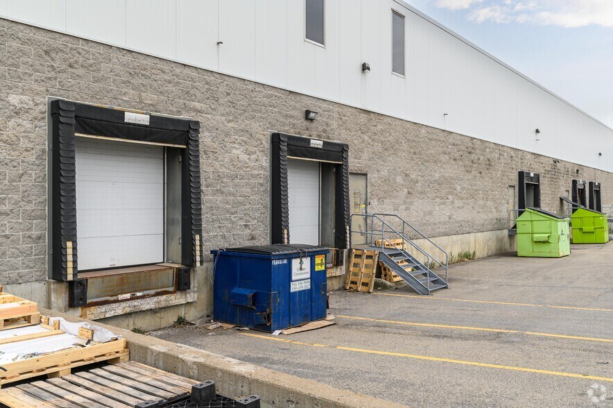 More Photos Of 9251-9283 Thimens Rue, Pierrefonds Light Distribution For Lease