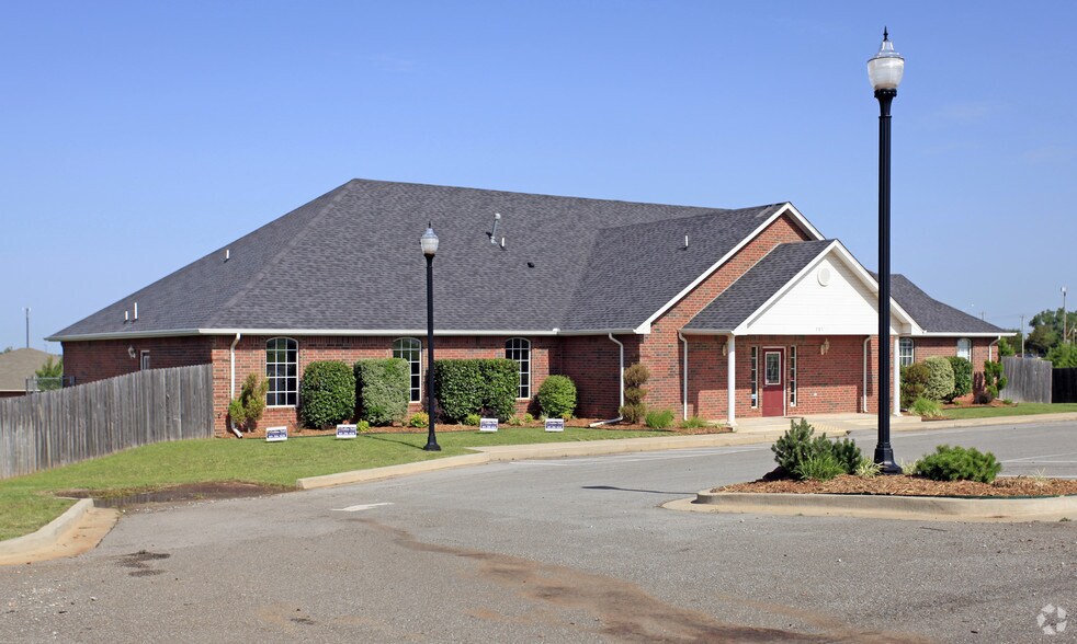 More Photos Of 301 S Sara Rd, Mustang Office For Sale