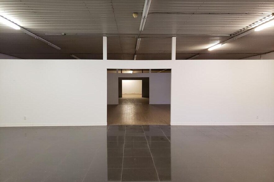 More Photos Of 126 Rue Jacques-Cartier N, St-Jean Storefront For Sale