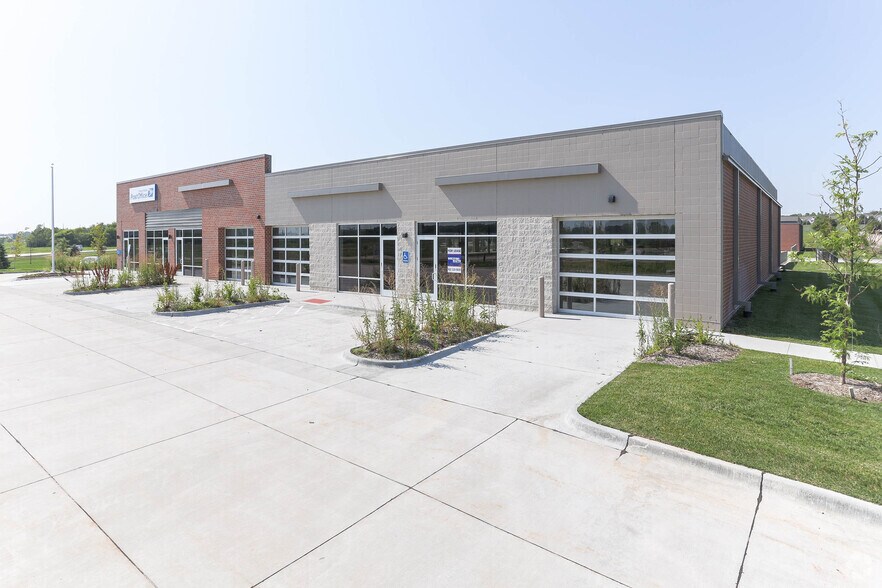 More Photos Of 10717 Virginia Plz, Papillion Showroom For Lease