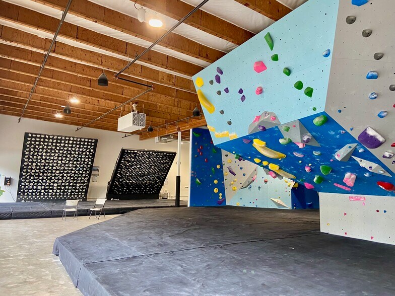 More Photos Of 1001-1071 SE Tualatin Valley Hwy, Hillsboro Unknown For Lease