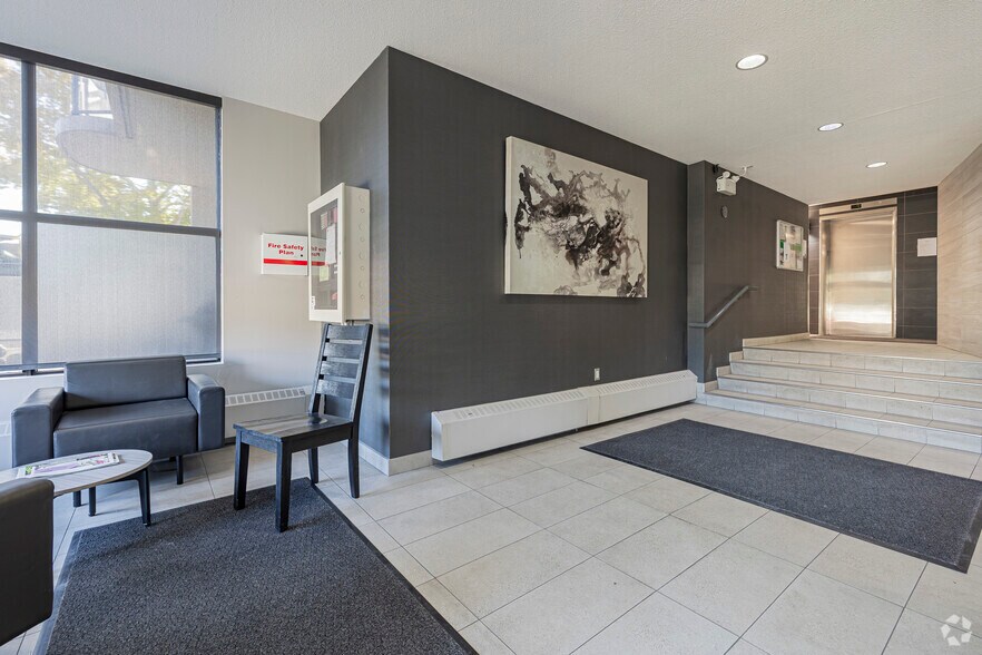 More Photos Of 2105 90 Av SW, Calgary Apartments For Lease