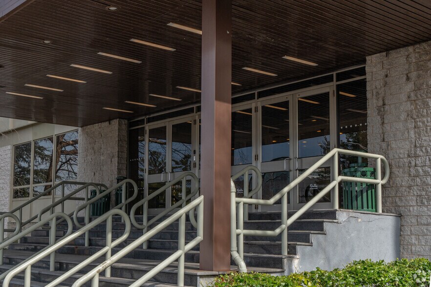 More Photos Of 900 Merchants Concourse, Westbury Office For Lease