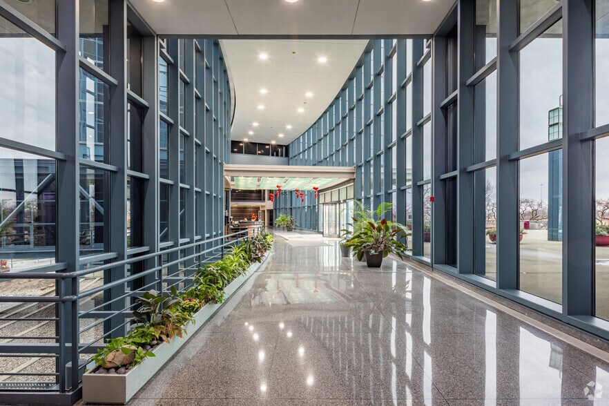 More Photos Of 425 N Martingale Rd, Schaumburg Unknown For Lease