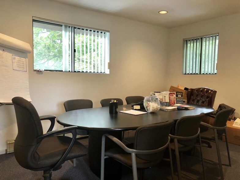 More Photos Of 870 W Jericho Tpke, Huntington Office For Sale