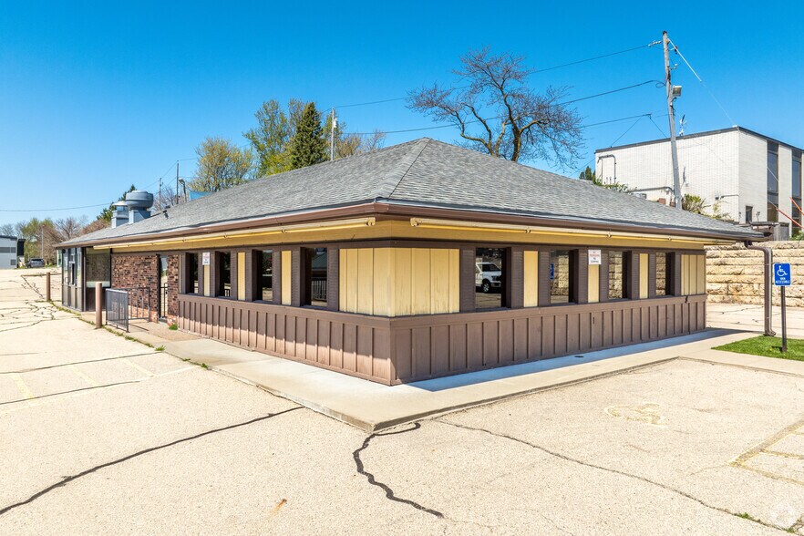Primary Photo Of 2075 John F Kennedy Rd, Dubuque Fast Food For Lease