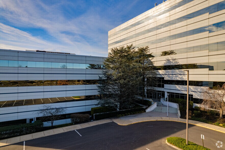 More Photos Of 6000 Midlantic Dr, Mount Laurel Office For Lease