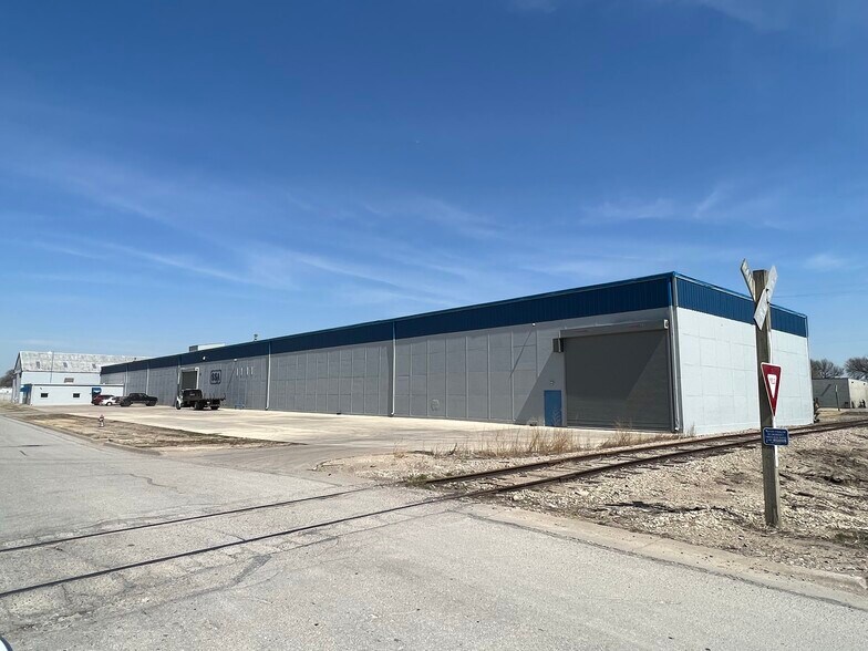 More Photos Of 3400 N Topeka St, Wichita Warehouse For Lease