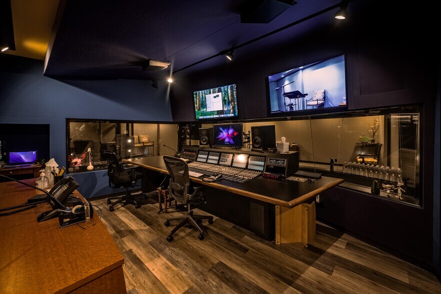 More Photos Of 3449–3453 Cahuenga Blvd W, Los Angeles Movie Radio TVStudio For Sale