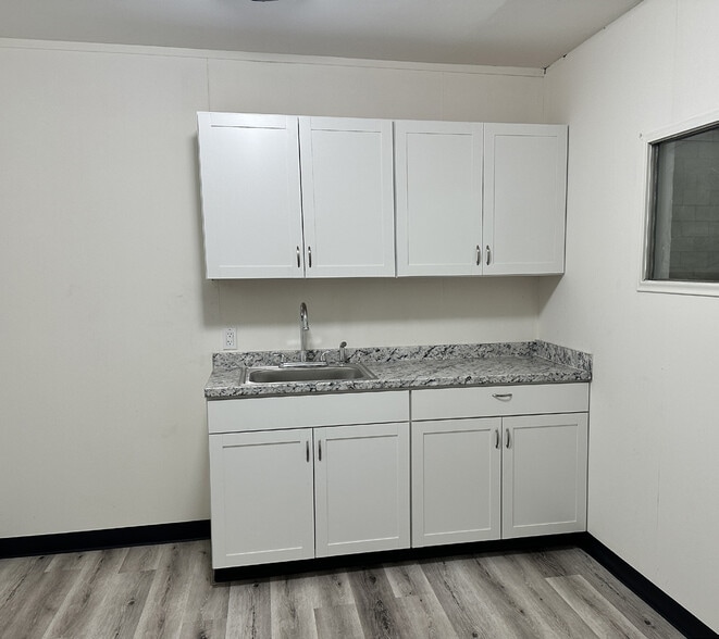 More Photos Of 2100 Floyd St, Burbank Warehouse For Lease