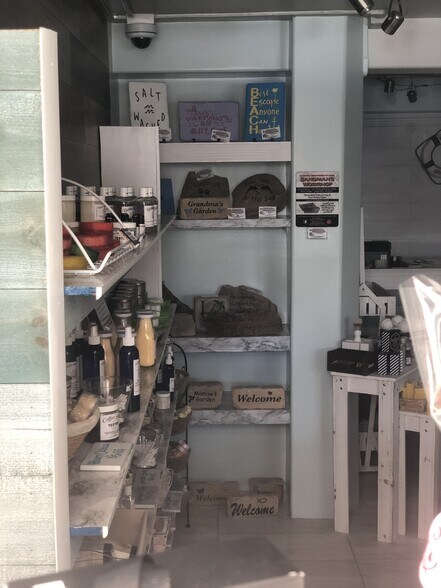 More Photos Of 9-19 Fillmore Dr, Sarasota Storefront Retail Office For Lease