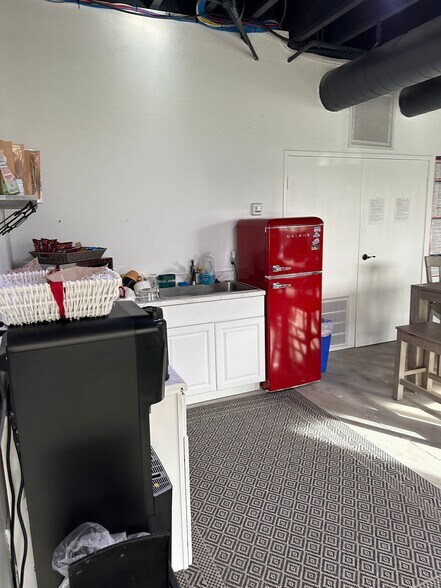 More Photos Of 77530 Enfield Ln, Palm Desert Showroom For Lease