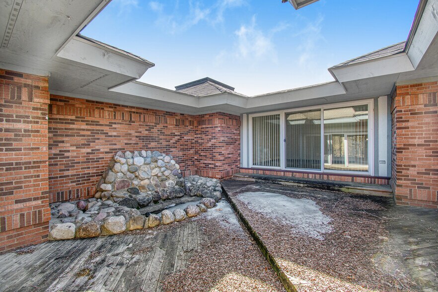 More Photos Of 18340 Middlebelt Rd, Livonia Office For Sale