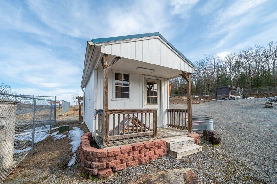 More Photos Of 1915 Walkers Trl, Conway General Retail For Sale