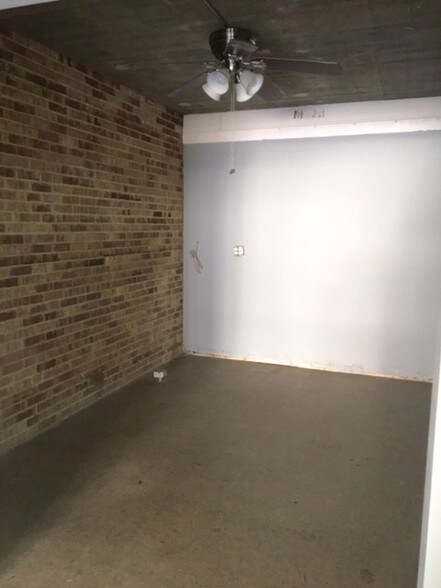 More Photos Of 3100 S Oak Park Ave, Berwyn Office For Sale