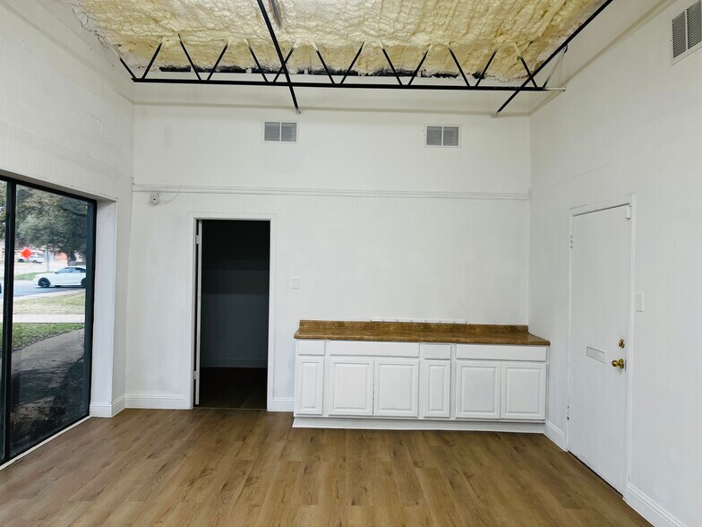 More Photos Of 2912 N Macarthur Blvd, Irving Medical For Sale