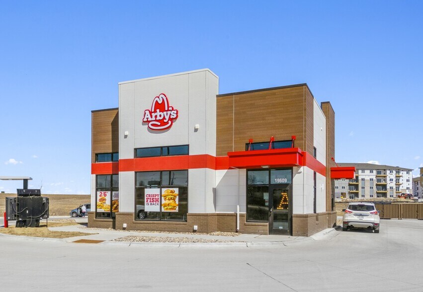 Primary Photo Of 19609 Oakmont Dr, Gretna Fast Food For Sale