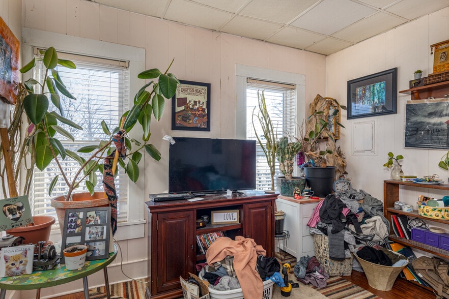 More Photos Of 501 S Douglas St, Appleton General Retail For Sale