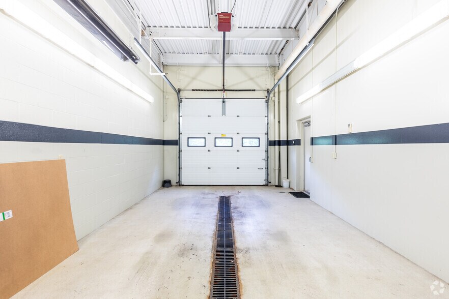 More Photos Of 20 Constitution Blvd S, Shelton Warehouse For Lease