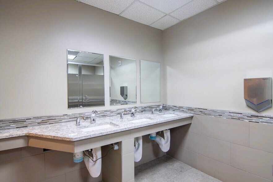 More Photos Of 696 N 1st Ave, Saint Petersburg Office For Lease