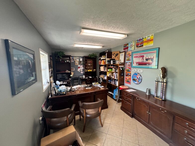 More Photos Of 818 Morton Ave, Bardstown Manufacturing For Sale