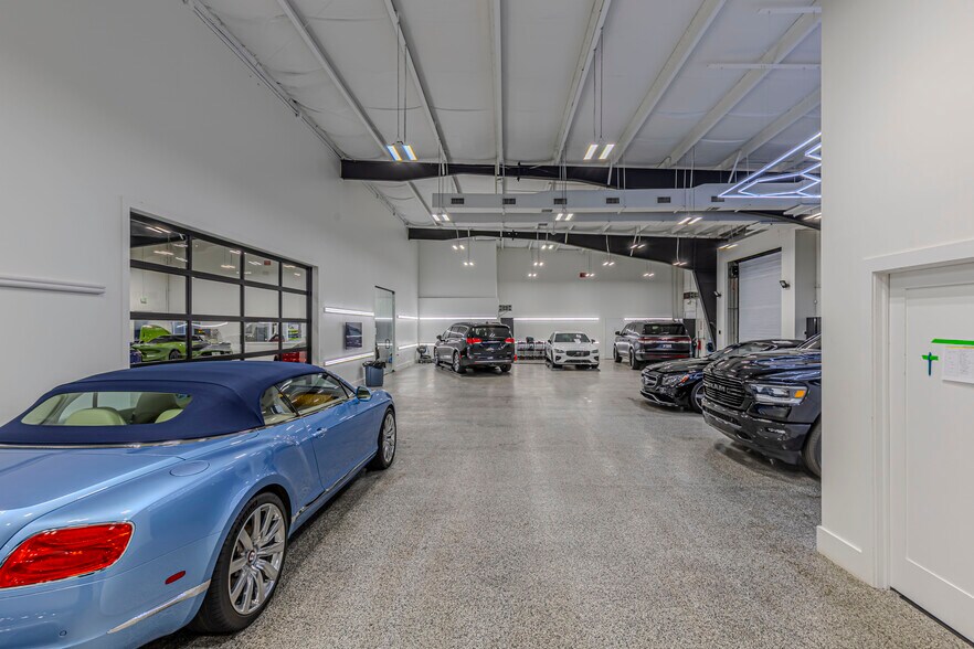 More Photos Of 3550 Westview Dr, Naples Showroom For Sale