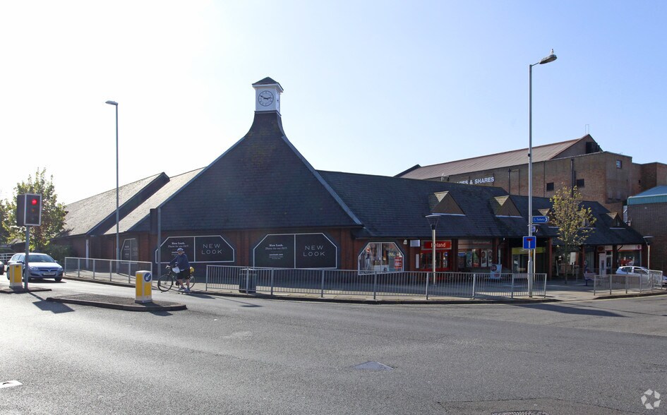 More Photos Of 7 High St, Cosham Storefront For Lease