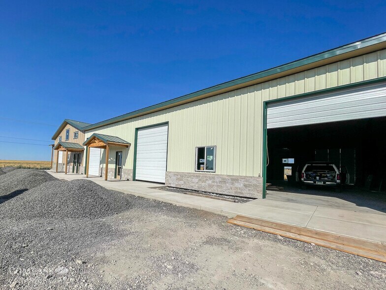 More Photos Of 35 Cherry Ln, Madras Warehouse For Lease