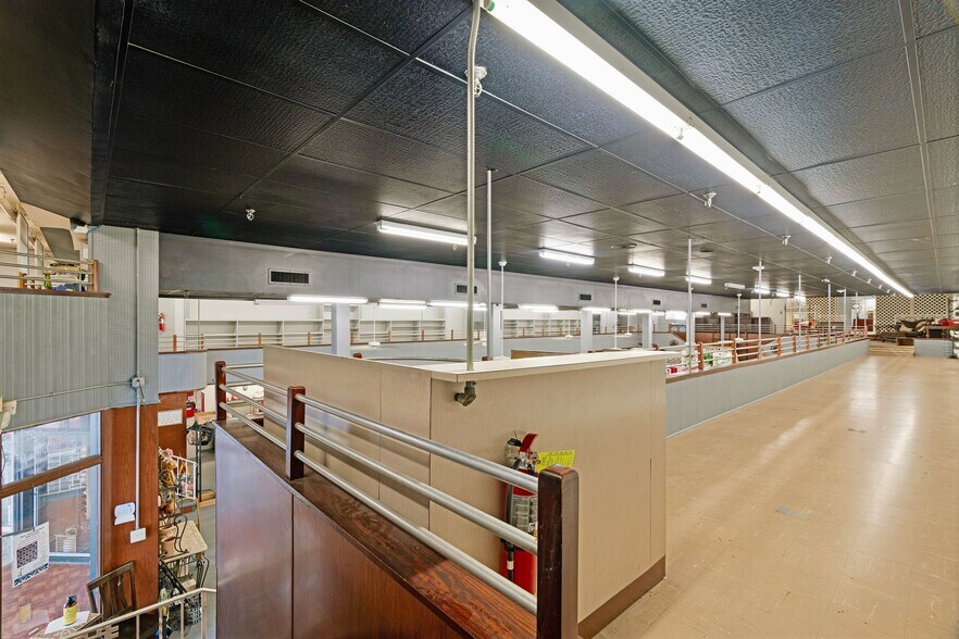 More Photos Of 20 North Plz, Paris General Retail For Sale