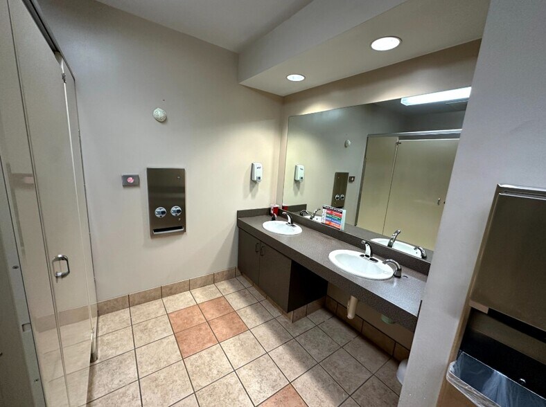 More Photos Of 200 NE Mulberry St, Lee's Summit Office For Lease