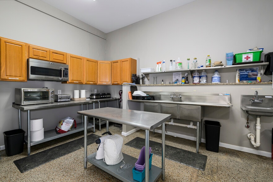 More Photos Of 5001 Pernod Ave, Saint Louis Flex For Sale