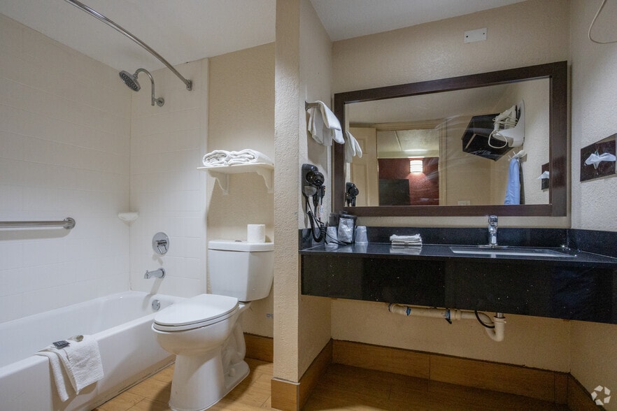 More Photos Of 9902 Gulf Freeway, Houston Hotel For Sale