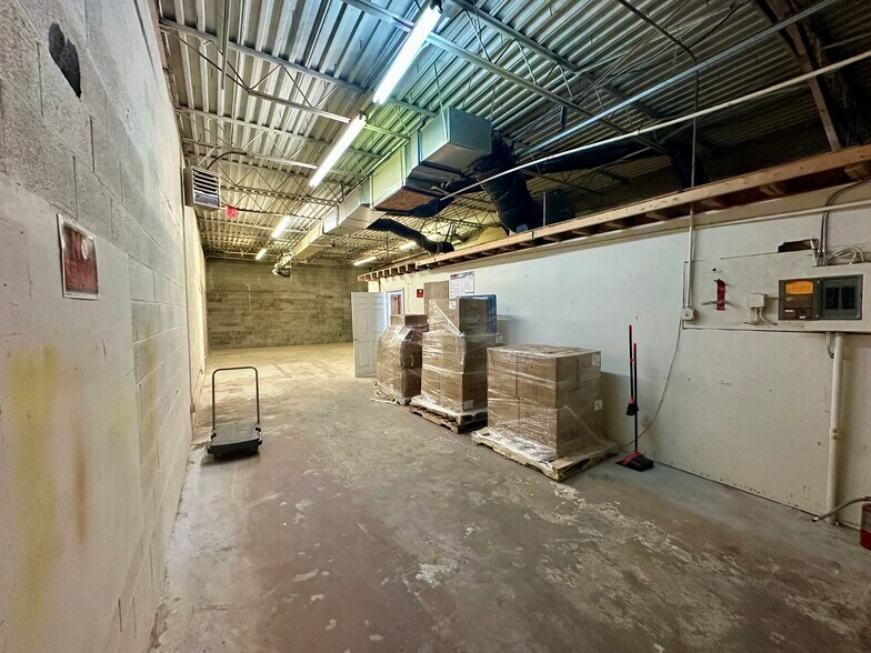 More Photos Of 7501-7537 Gary Rd, Manassas Warehouse For Lease