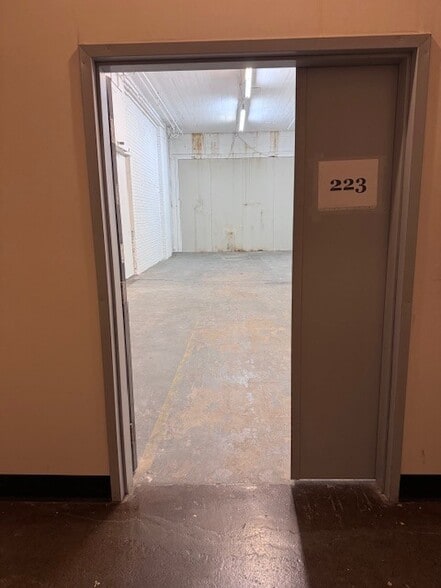 More Photos Of 3680-3700 Rue Saint-Patrick, Montréal Showroom For Lease